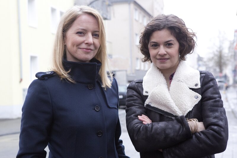 Die neue SOKO-Chefin Anna Maiwald (Diana Staehly, l.) mit der ebenfalls neuen Jungkommissarin Lilly Funke (Tatjana Kästel). – Bild: ZDF und Andreas Mesli