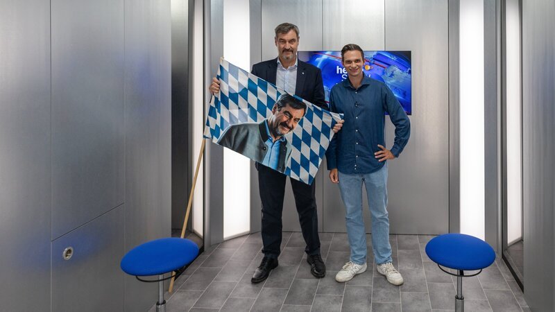 Markus Söder (l.) zu Gast bei Fabian Köster (l.) in seiner neuen Sendung „heute-show extra – Next Stop Köster“ – Bild: ZDF und Thomas Wolfschläger