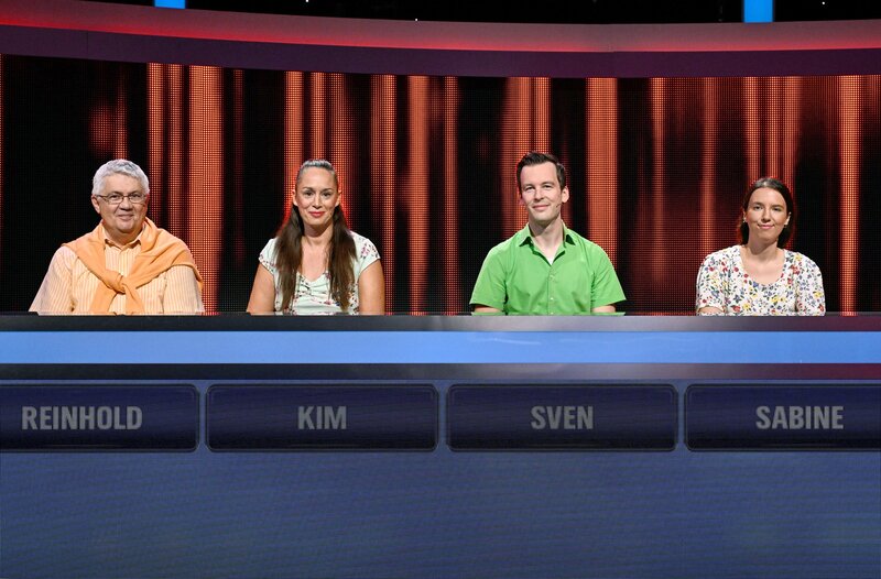 Die Kandiat:innen (v.l.n.r. am Panel): Reinhold Sindermann, Kim Thiel, Sven Jautz und Sabine Gerzen. – Bild: ARD/​Markus Hertrich