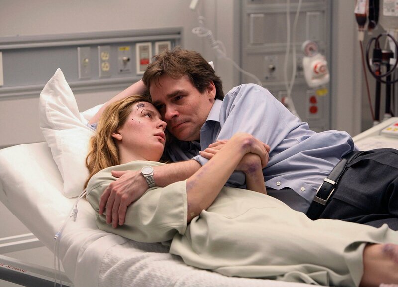 Der Kampf um Amber (Anne Dudek) ist verloren. Ein letztes Mal holt Wilson (Robert Sean Leonard) sie zurück in die Realität, um von ihr Abschied zu nehmen … – Bild: SUS /​ SF
