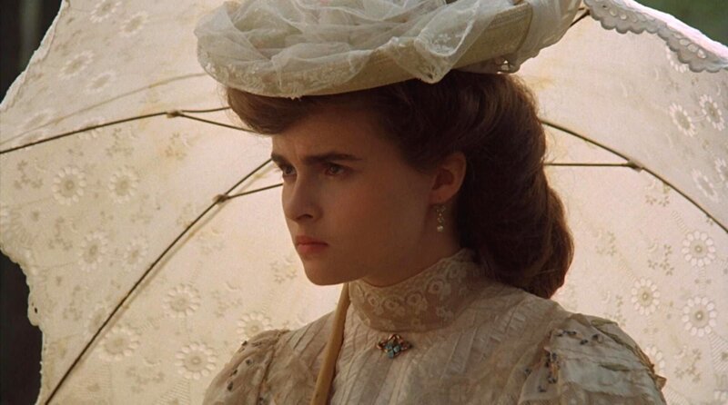 Helena Bonham Carter (Lucy Honeychurch) – Bild: PLURIMEDIA (Carlotta Films / Productions Merchant Ivory pour Goldcrest / National Film Finance Consortium) Helena Bonham Carter (Lucy Honeychurch) – Bild: PLURIMEDIA (Carlotta Films / Productions Merchant Ivory pour Goldcrest / National Film Finance Consortium)