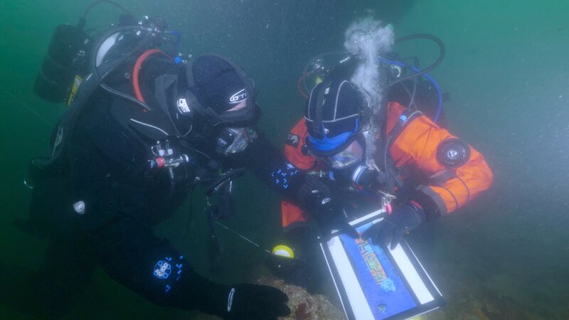 Ross Kemp and maritime archaeologist, Mallory Haas. – Bild: honeyB-ZLW /​ © THE HISTORY CHANNEL /​ Honey Bee Media