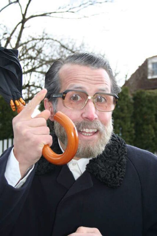 Willi Weitzel hat sich als Opa verkleidet. Dass Altsein nicht nur schön sein kann, sondern auch beschwerlich, erfährt er jetzt am eigenen Leib. – Bild: BR/​megaherz