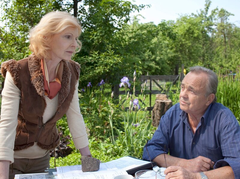 Prof. Simoni (Dieter Bellmann) sieht in der Akupunkturbehandlung durch Dr. Globisch keinen Erfolg und somit auch keinen Sinn mehr. Er will die Behandlung abbrechen. Auch die Bitten von Oberschwester Ingrid (Jutta Kammann), die Behandlung noch nicht abzubrechen, können ihn nicht mehr umstimmen. Ingrid muss zu drastischeren Maßnahmen greifen. – Bild: MDR /​ Peter Krajewsky