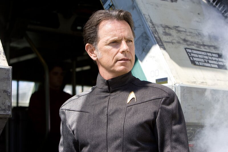 Admiral Christopher Pike (Bruce Greenwood) steht vor einer schweren Entscheidung: Der übermächtige gegnerische Captain Nero fordert ihn auf, zu ihm an Bord der „Narada“ zu kommen. – Bild: Paramount Pictures