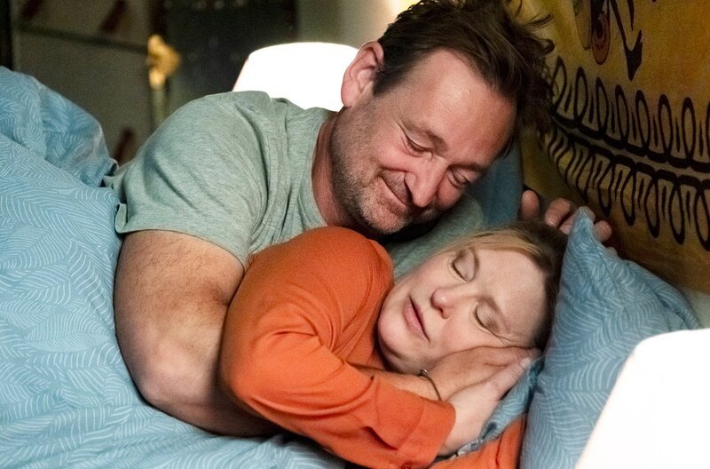 Gregor (Holger Matthias Wilhelm) kuschelt mit der betrunkenen Vera (Sybille Waury). – Bild: BR/​Lena Semmelroggen