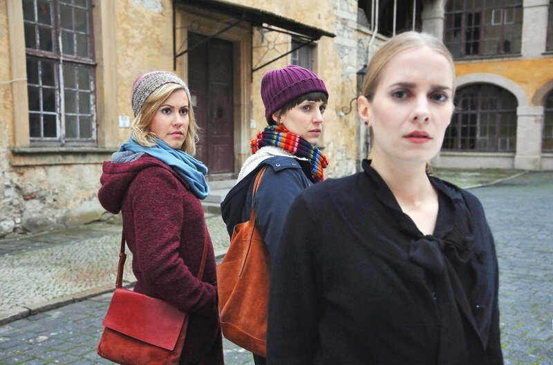 Klara (Wolke Hegenbarth, links) und Kati (Sophie Lutz, Mitte) treffen auf die mysteriöse Schlossherrin Sonja von Schatz (Cornelia Ivancan). – Bild: ARD/​Hardy Spitz