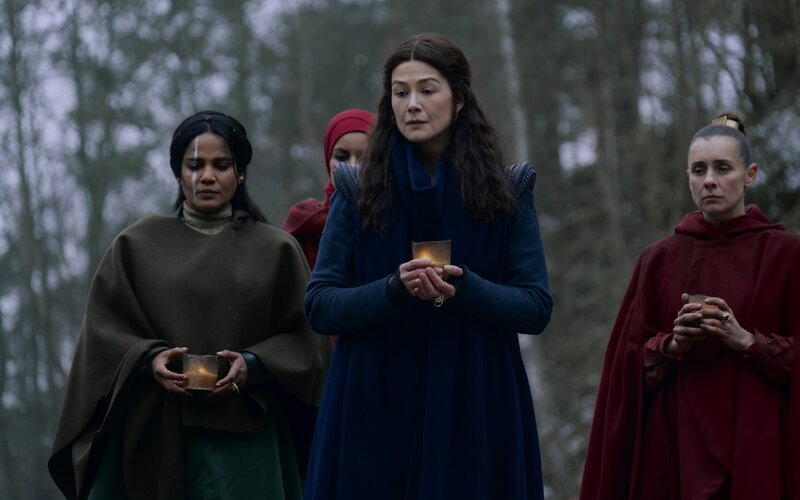 Alanna Mosvani (Priyanka Bose) und Moiraine Damodred (Rosamund Pike) – Bild: Amazon Content Services LLC and Sony Pictures Television Inc.