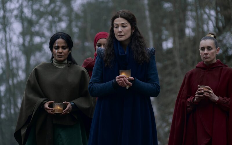 Alanna Mosvani (Priyanka Bose) und Moiraine Damodred (Rosamund Pike) – Bild: Amazon Content Services LLC and Sony Pictures Television Inc.