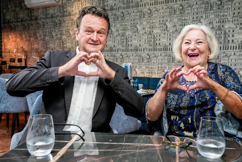 Der Betrug, laut Duden „Die bewusste Täuschung, Irreführung einer anderen Person“, ist so alt wie die Menschheit selbst. Im Bild: Hanno Settele mit Barbara, dem Opfer eines Love Scams. – Bild: ORF/​Neulandfilm