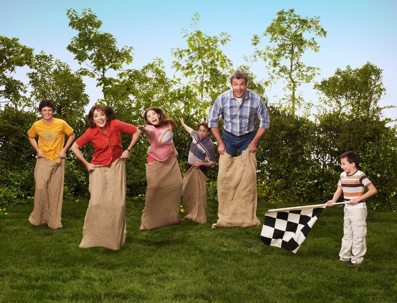 L-R: Axl Heck (Charlie McDermott), Frankie Heck (Patricia Heaton), Sue Heck (Eden Sher), Bob (Chris Kattan), Mike Heck (Neil Flynn) und Brick Heck (Atticus Shaffer) – Bild: American Broadcasting Companies, Inc.