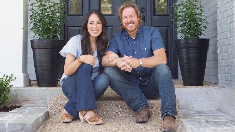 As seen on Fixer Upper, Chip and Joanna Gaines outside the Sandvall’s renovated home. (Portrait) – Bild: HGTV/​Scripps Networks, LLC./​Jennifer Boomer/​Verbatim Photo Agency