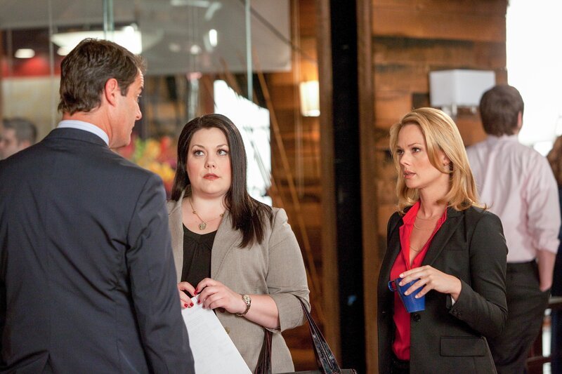 „Drop Dead Diva“, „Schlagabtausch.“ Janes Beziehung mit Tony läuft richtig gut, als Teri plötzlich dringend Janes Hilfe benötigt. Ihrem Cousin Edward droht die Abschiebung aus den USA. Zunächst hat es den Anschein, als ob der Fall einfach zu lösen sei, doch dann kommen neue Informationen ans Licht, die die Sache verkomplizieren. Und Grayson entschließt sich das Haus, in dem er mit Deb gelebt hat, zu verkaufen. Im Bild (v.li.): Jackson Hurst (Grayson Kent), Brooke Elliott (Jane Bingum), Kate Levering (Kim Kaswell). – Bild: ORF 1