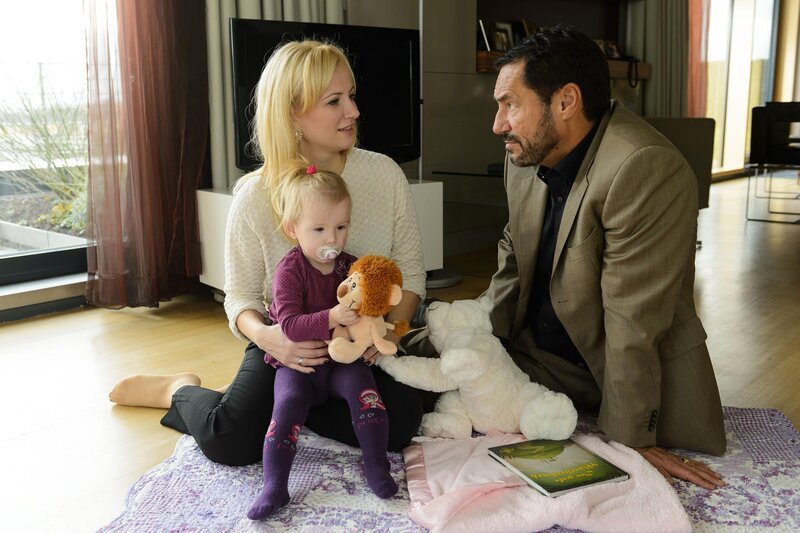 Isabelle (Ania Niedieck, l., mit Nele Deneke als Sophia) fügt sich perfekt in die Rolle der betrogenen Ehefrau und ringt Richard (Silvan-Pierre Leirich) das Versprechen ab, die Sache mit Simone endgültig zu beenden. – Bild: RTL Passion