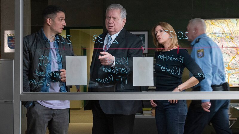 Der neue Kommissar, Max Fischer (Max Hemmersdorfer, l.), unterstützt ab sofort Oberstaatsanwalt Bernd Reuther (Rainer Hunold, M.) und Kommissarin Kerstin Klar (Fiona Coors, r.) bei den Ermittlungen. – Bild: ZDF und Andrea Enderlein