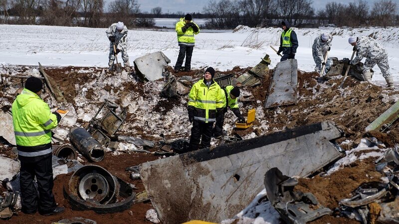 Ermittler an der Unglücksstelle in der schwedischen Arktis. Das Flugzeug schlug mit einer Geschwindigkeit von mehr als 950 km/​h auf dem Boden auf. Übrig bleiben nur die Trümmer der Cargo-Maschine. – Bild: Cineflix /​ WeltN24 GmbH