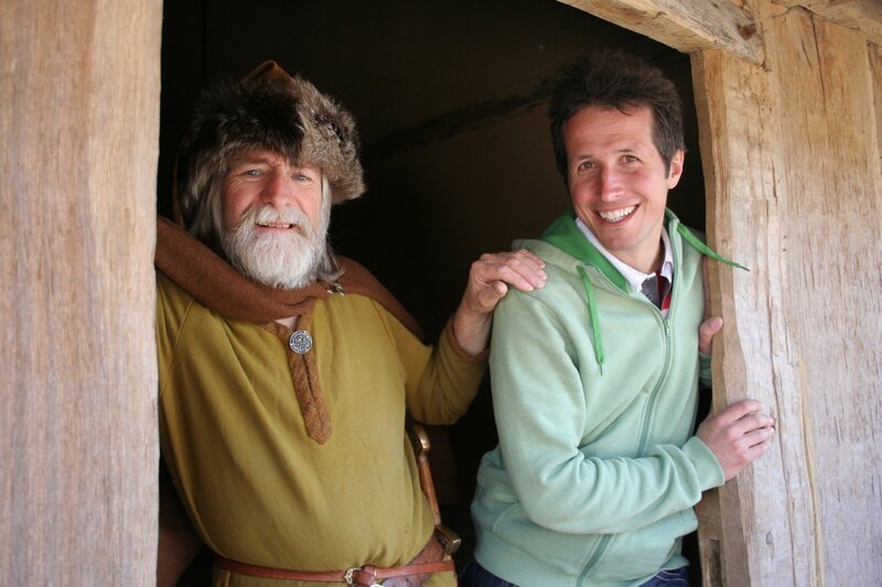 Willi mit dem experimentellen Archäologen Harm Paulsen (re.). – Bild: ARD alpha