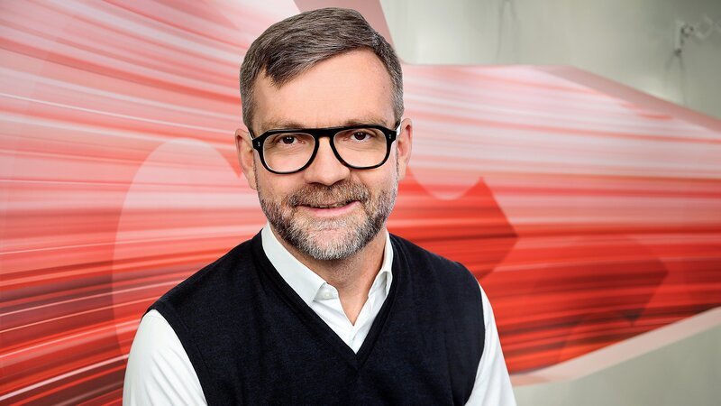 Peter Düggeli – Moderator Club – Bild: SRF/​Oscar Alessio