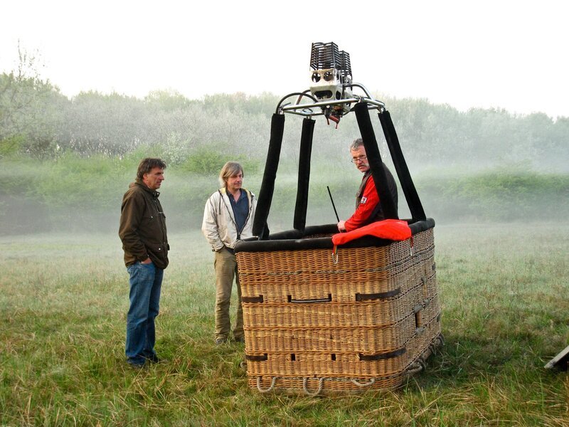 Kameramann Josef Neuper, Regisseur Franz Hafner, Ballonfahrer Josef Huber. – Bild: ORF/​Interspot