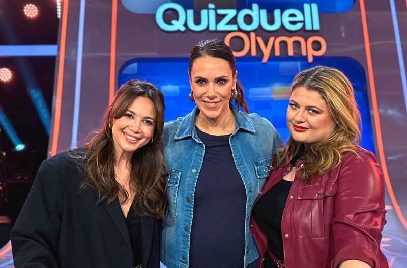 Moderatorin Esther Sedlaczek (M.) mit den Kandidatinnen des Teams „Popstars“: Mandy Capristo (l.) und Alina Wichmann (r.). – Bild: ARD/​ITV Studios