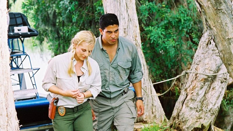 Die neuste Spur von Calleigh (Emily Procter) und Delko (Adam Rodriguez) führt in die Keys zu einem Krokodil, das gefangen werden will … – Bild: SUPER RTL