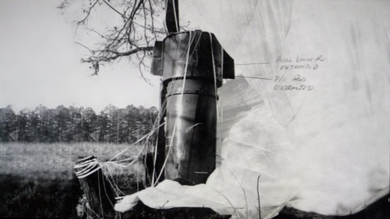 Beim Absturz eines Bombers in Goldsboro (USA) gingen auch zwei Wasserstoffbomben nieder, die jedoch nicht detonierten. Bei einer der Bomben öffnete sich der Fallschirm, wodurch sie relativ unbeschädigt blieb. – Bild: ZDF