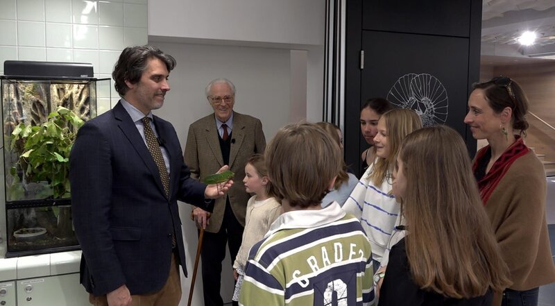 Herzog Franz von Bayern (Mitte, hinten), Prinz Ludwig von Bayern (links) und Prinzessin Auguste von Bayern (rechts) im Biotopia Lab. – Bild: Alex Goldgraber /​ BR