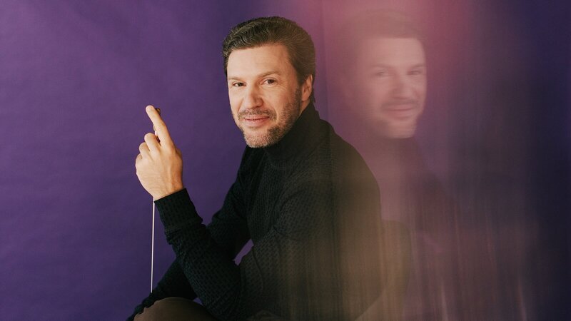 Chefdirigent Stanislav Kochanovsky. – Bild: ZDF und NDR/​Evelyn Dragan