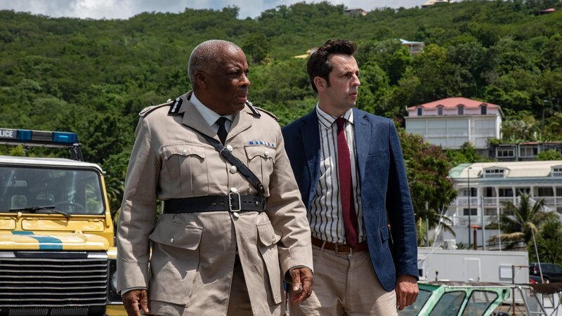 Die Ermittlungen im Mordfall laufen auf Hochtouren. Aber für DI Parker (Ralf Little, r.) und Commissioner Patterson (Don Warrington, l.) ist weiterhin unklar, welches Motiv hinter der grausamen Tat steckt. – Bild: ZDF und Denis Guyenon