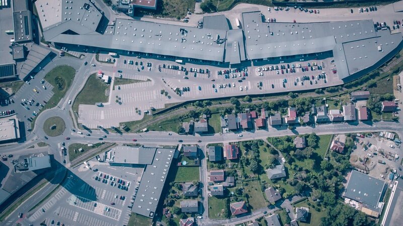 Das Einkaufszentrum vor den Toren der Stadt – für viele das Aushängeschild des untergehenden Ortskerns. – Bild: BFILM /​ ORF