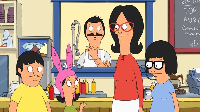 Als sich Bob (M.) in den Finger schneidet und bei dem Anblick des Blutes in Ohnmacht fällt, fährt Linda (2.v.r.) ihn ins Krankenhaus und lässt Louise (2.v.l.), Gene (l.) und Tina (r.) alleine Zuhause. Doch wird das gutgehen? – Bild: Fox and its related entities