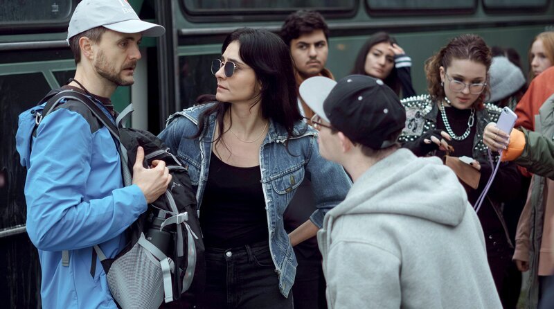 Sahra (Pegah Ferydoni) samt Schüler und Schülerinnen sind nicht optimal gelaunt, denn Stimpel (Phil Laude) hat alle schon im Morgengrauen zur Stadtrundfahrt geweckt. – Bild: SWR/​siri.capture