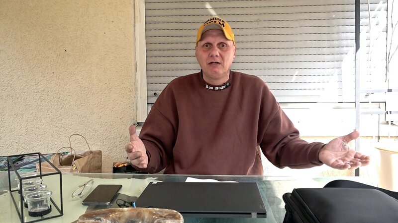 Anfeindungen von Hatern sind in den Benz-Baracken leider ebenso Thema wie liebevolle Fanpost. Auch Elvis und seine Familie kennen beide Seiten. Über Gründe für Hassbotschaften kann der 51-Jährige nur spekulieren – Bild: RTL Zwei