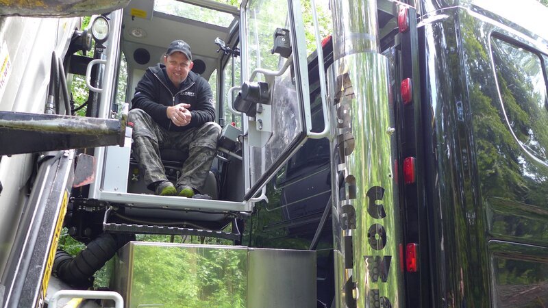 The big day has finally arrived: trucker Mike and his girlfriend Bianca are getting married. Meanwhile, Thorsten has to deal with a broken down truck. – Bild: Discovery Communications