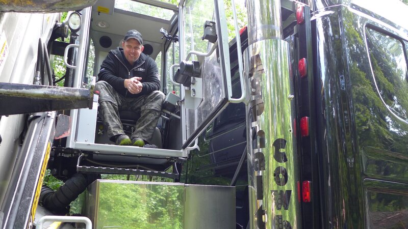 The big day has finally arrived: trucker Mike and his girlfriend Bianca are getting married. Meanwhile, Thorsten has to deal with a broken down truck. – Bild: Discovery Communications