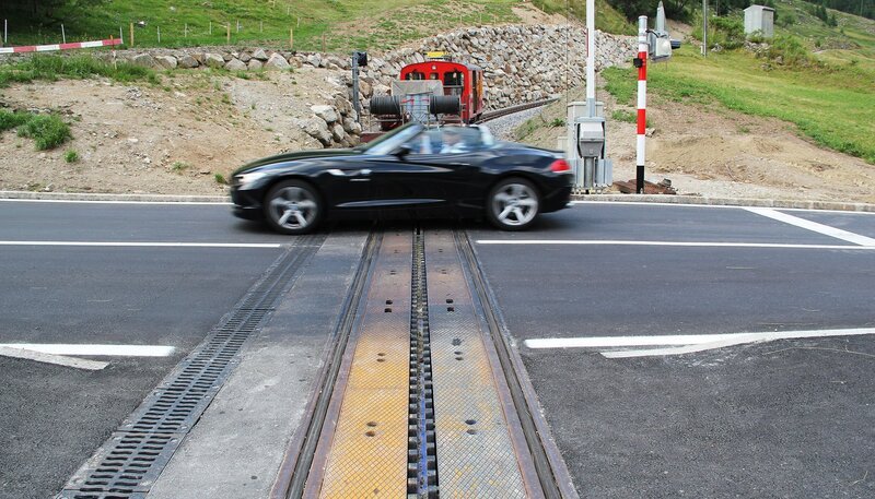 In der Straße versenkbare Zahnstange. – Bild: SWR