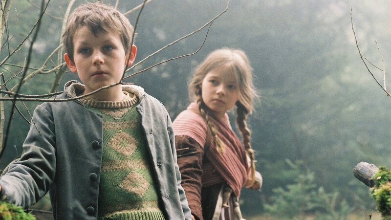 Hänsel (Johann Storm) und Gretel (Nastassja Hahn) irren im Wald umher. Die Vögel haben ihre Wegmarkierung aus Brotkrumen weggefressen. – Bild: ZDF und Mario Pfeifer