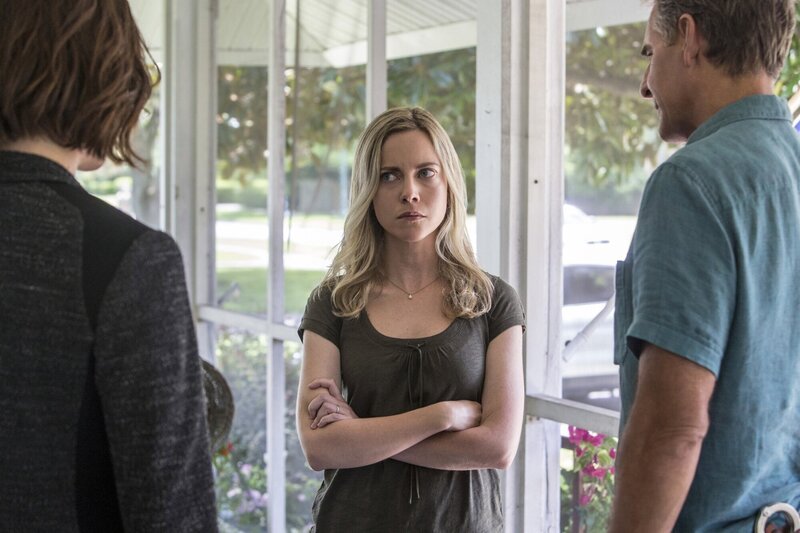 Brody (Zoe McLellan, l.) und Pride (Scott Bakula, r.) versuchen einen Mordfall aufzudecken und hoffen auf Hilfe von Emily Jansen (Lily Holleman, M.). – Bild: PLURIMEDIA (Skip Bolen /​ CBS)