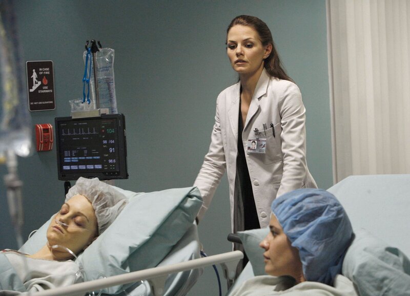 Ein Paar in Nöten: Jayma Mays als Hannah, Jennifer Morrison als Dr. Allison Cameron, Dahlia Salem als Max – Bild: SUS /​ SF