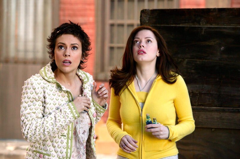 L-R: Paige (Rose McGowan) und Phoebe (Alyssia Milano) – Bild: ATV2