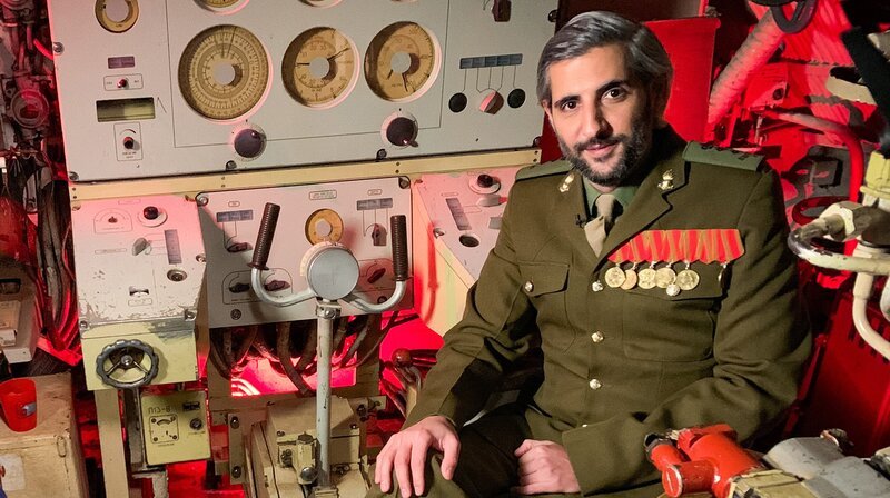 Michel Abdollahi moderiert Käpt’ns Dinner Michel Abdollahi – Bild: NDR/​Telemichel/​Stefan Mühlenhof /​ NDR Presse und Information