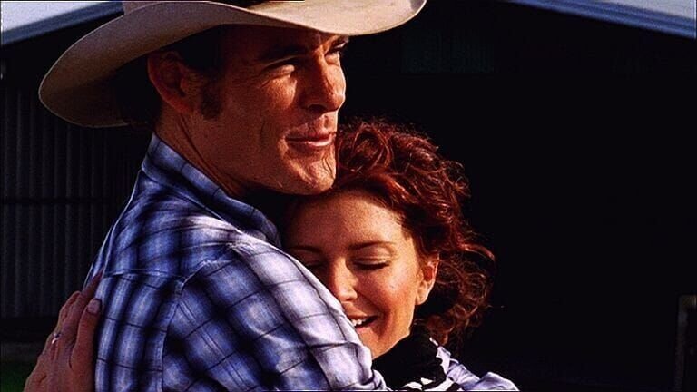 Stevie (Simmone Jade Mackinnon) ist überglücklich, dass Alex (Aaron Jeffery) endlich aus Argentinien zurückgekehrt ist. – Bild: TVNOW/​VP/​NL