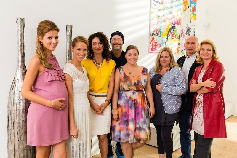 Von links nach recht: Isabel Vollmer, Chiara Schoras, Ina Leva, Tomy Wigand, Ela Paul, Kerstin Gier, Karl-Eberhard Schäfer, Annette Frier. – Bild: ORF III