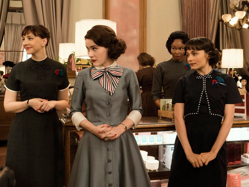L-R: Mary (Erin Darke), Miriam ‚Midge‘ Maisel (Rachel Brosnahan), Harriet (Wakeema Hollis) und Vivian (Lilli Stein) – Bild: Amazon