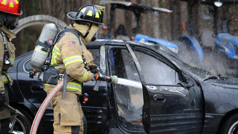 Arson expert Richard Jones leads Chris Anderson through a fiery experiment, with the help of some firemen. – Bild: Discovery Communications