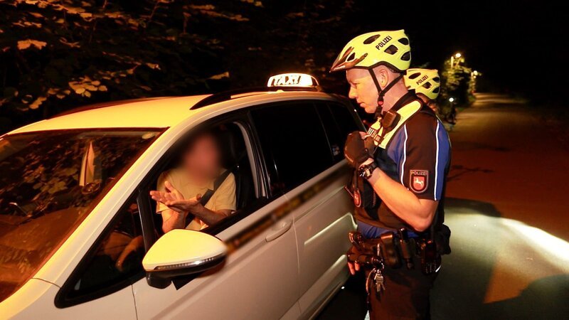 The bicycle unit is checking a taxi. – Bild: Warner Bros. Discovery