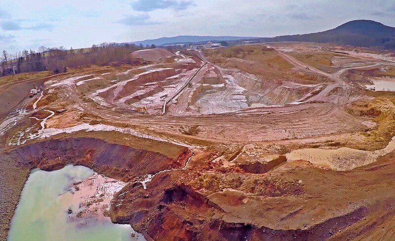 Dreieinhalb Millionen Tonnen werden jedes Jahr gefördert – im Kannenbäckerland. Das liegt im Nordosten von Rheinland-Pfalz. Die Kulturlandschaft erstreckt sich von den Tongruben im Westerwald bis hinunter ins Mittelrheintal. Höhr-Grenzhausen ist das Zentrum des Kannenbäckerlandes. Hier gibt es das älteste und größte Tonabbaugebiet der EU, 5o Tagebau-Gruben. – Bild: SWR