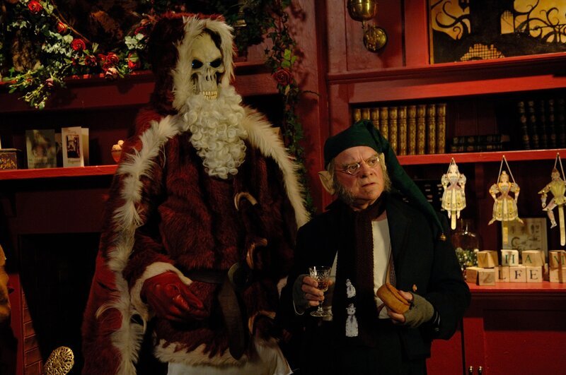 Da der Schneevater spurlos verschwunden ist, wirft sich Tod (Ian Richardson) den roten Mantel um, um die Geschenke an die Kinder zu verteilen. – Bild: RHI ENTERTAINMENT DISTRIBUTION, LLC. / Bill Kaye Da der Schneevater spurlos verschwunden ist, wirft sich Tod (Ian Richardson) den roten Mantel um, um die Geschenke an die Kinder zu verteilen. – Bild: RHI ENTERTAINMENT DISTRIBUTION, LLC. / Bill Kaye