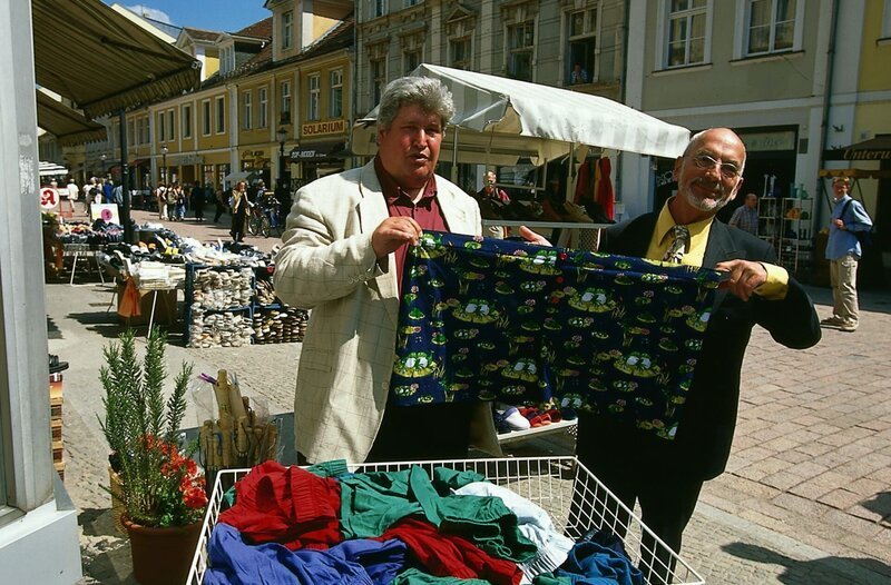 Nachbar Paschulke (Helmut Krauss, l.) bemerkt überhaupt nicht, dass Peter (Peter Lustig, r.) heute keine Latzhose trägt, sondern einen feinen Anzug mit Krawatte. Peter ist beleidigt und sucht dem Nachbarn die größten Boxershorts aus, die er finden kann. – Bild: ZDF/​Christiane Pausch