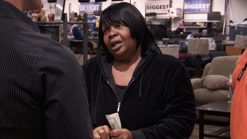 1800 Dollar für zwei Gitarren aus den 80ern? Seth Gold stellt mithilfe der Seriennummern im Internet Recherchen an und hilft in einer finanziellen Notlage. – Bild: Warner Bros. Discovery